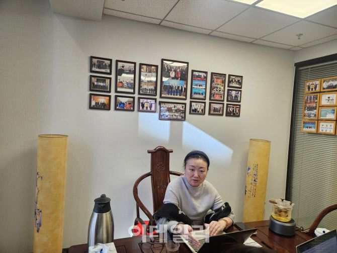 잉위페이 베이징즈유연구원 부원장이 베이징 본사에서 이데일리와 인터뷰하고 있다. (사진=이데일리 이명철 특파원