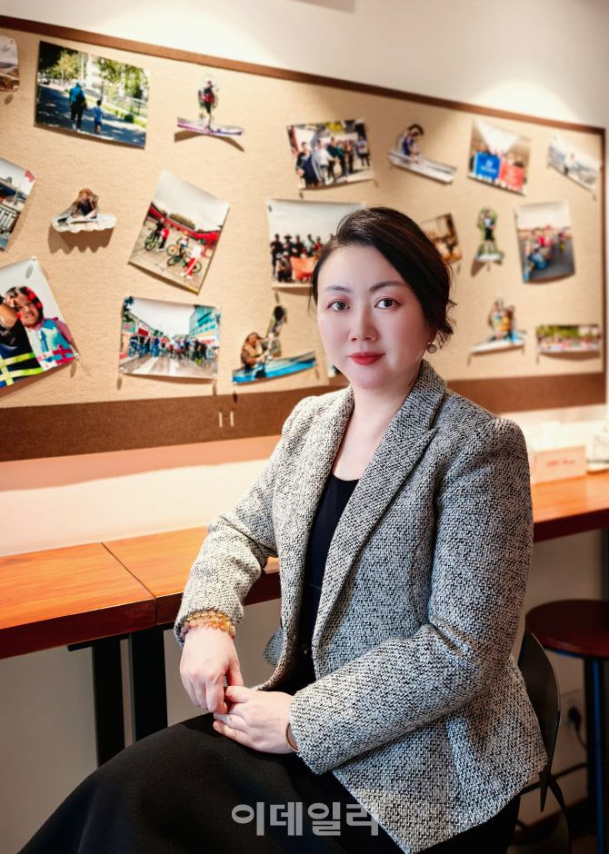 잉위페이 베이징즈유연구원 부원장이 베이징 본사 사무실 앞에서 포즈를 취하고 있다. (사진=이데일리 이명철 특파원)