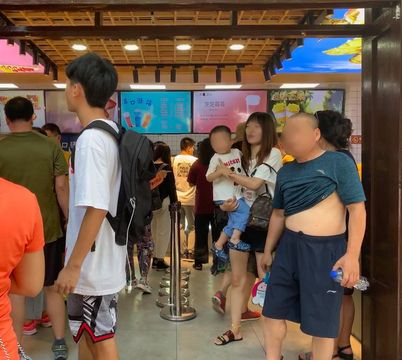 2019년 7월 24일 중국 베이징의 후퉁(胡同·골목) 중 하나인 난뤄구샹(南鑼鼓巷)에 있는 찻집에서 한 남성이 티셔츠를 올린 채 배를 내놓고 서 있다. 중국 전역에서 사람이 몰려드는 관광지에선 ‘방예’가 더 자주 눈에 띄는 편이다. /베이징=김남희 특파원