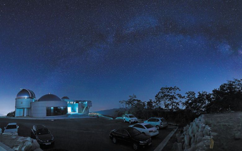 시민천문대 중 가장 높은 곳에 위치한 화천 조경철천문대에서 촬영한 은하수.