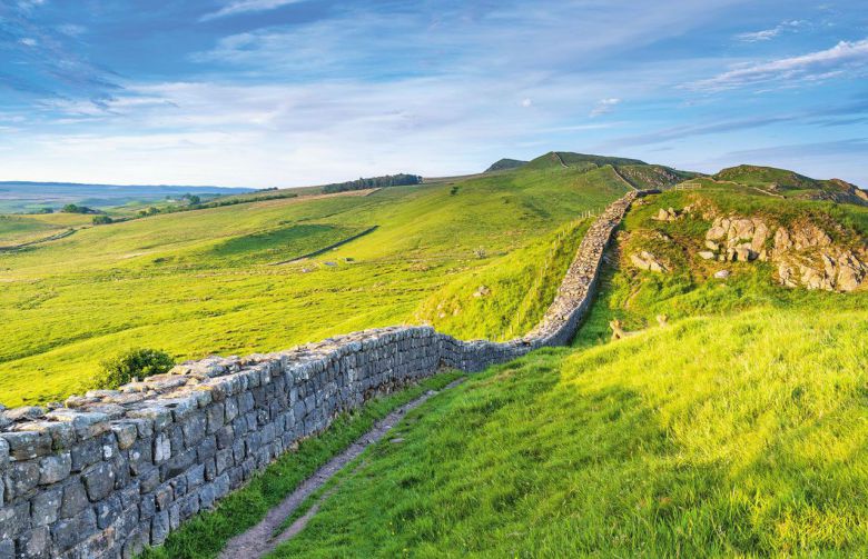 영국 북부의 낮은 구릉지대를 따라 끝없이 이어진 하드리아누스 장벽은 현존하는 로마 제국의 유적 중 가장 거대하고 인상적이다. 먼 옛날 문명과 야만을 가르는 경계로 인식됐던 장벽은 오늘날 평온한 침묵 속에 로마 제국의 영광을 기리고 있다.