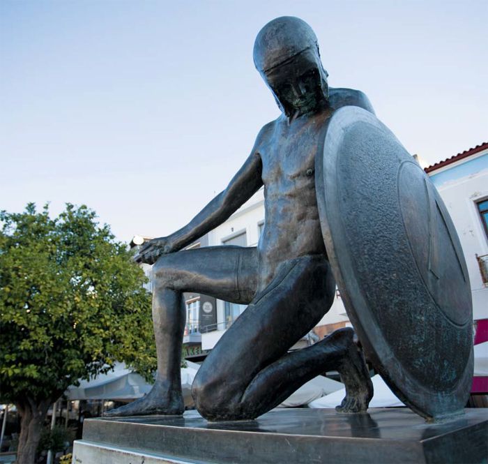 스파르타는 한때 아테네와 더불어 그리스 세계를 대표하는 폴리스였지만 오늘날은 인구 2만 명도 안 되는 작은 지방도시에 불과하다. 중앙광장을 장식하고 있는 ‘스파르타의 영웅’이란 제목의 동상은 용맹한 스파르타 전사와는 어울리지 않게 왜소하고 거대한 방패를 들 힘조차 없어 무릎을 꿇고 있다. 옛 동상의 오른손에는 장난감처럼 생긴 칼이 들려 있었으나 그마저도 어디론가 사라져버렸다. 힘에만 의존하다 그 힘을 잃었을 때 사람들의 기억 속에서 지워진 스파르타의 역사를 상징하는 듯하다.