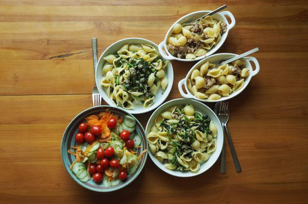 열무 파스타와 아직 채소를 먹지 않는 아들들을 위해 열무는 빼고 다진 고기만으로 만든 파스타, 아내가 만든 샐러드로 점심 한 끼 맛있게 먹었다. 이 날은 오레키에테가 없어서 콘킬리에(conchiglie) 파스타로 만들었다. 콘킬리에는 '조개'라는 뜻이다.
