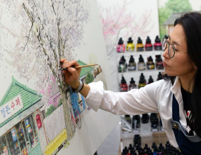 펜으로 수만 개의 점을 찍어 그리는 이미경 작가