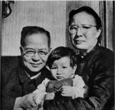 <1935년 우한, 부인 위안전(袁震, 1907-1969), 딸 우샤오옌의 모습. 위안전은 1969년 3월 18일 강제노역에서 풀려난 직후 사망한다. 60일 후 우한은 감옥에서 가혹행위를 당하다 병사한다. 딸은 강간당하고 투옥된 후 1976년 9월 23일 자살한다. 4인방이 체포되기 며칠 전의 일이었다.