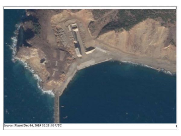 신포반도에 건설중인 대형 잠수함 정비 쉘터. 완공되면 3000t급 신형 잠수함을 미 위성 감시를 피해 정비할 수 있을 것으로 추정된다.