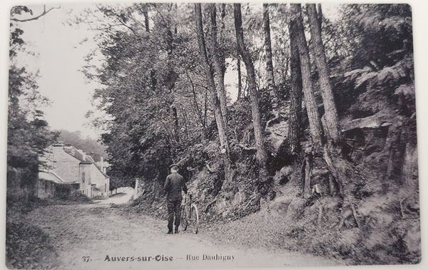 1905년 무렵 '나무뿌리들'의 배경이 된 오베르쉬르우아즈의 도비늬거리 37번지의 사진을 담은 우편 엽서/반 고흐의 집