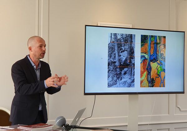 미술사학자 부터 판데르빈 박사가 엽서 속 사진(스크린 왼쪽)과 그림 '나무뿌리들'(스크린 오른쪽) 사이의 유사점을 설명하고 있다/오베르쉬르우아즈=손진석 특파원