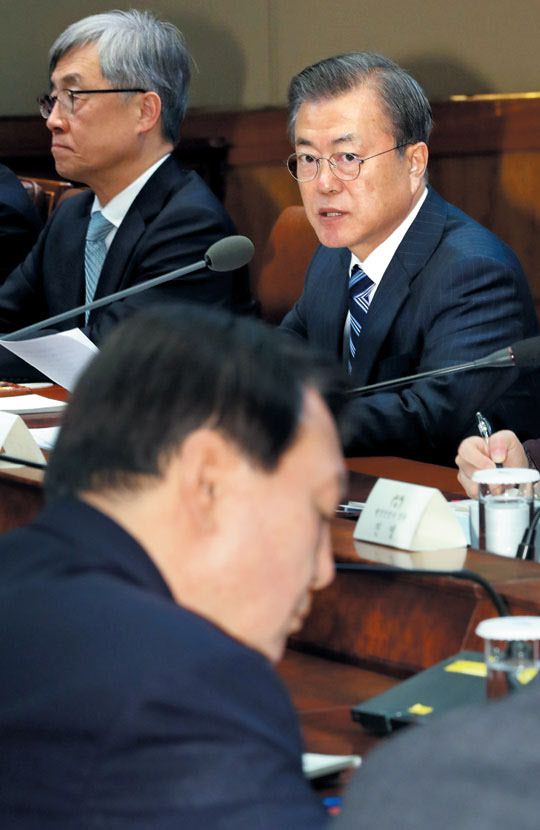 문재인 대통령이 2019년 11월 청와대에서 '공정사회를 향한 반(反)부패정책협의회'를 주재하는 모습. 그의 오른쪽에 최재형(왼쪽) 감사원장, 그의 건너편에 윤석열(맨 앞 가운데) 검찰총장이 앉아 있다. /뉴시스