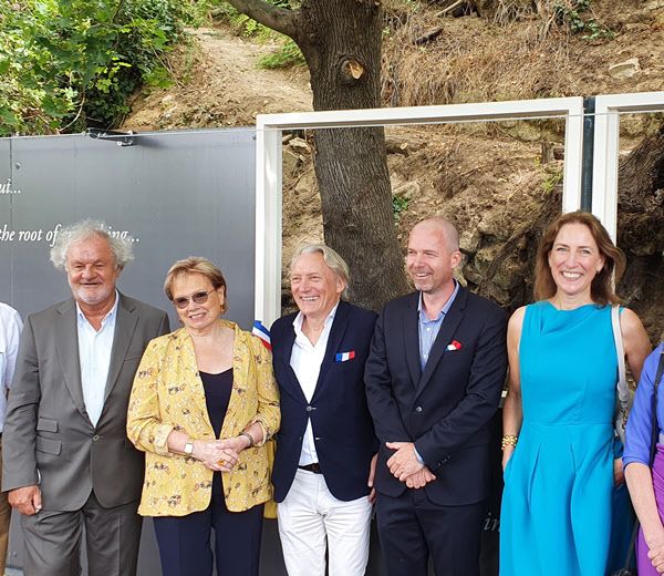 도미니크-샤를 얀센 고흐의 집 관장(맨 왼쪽), 빌렘 반 고흐(오른쪽에서 세번째), 부터 판데르빈 박사(오른쪽에서 두번째), 에밀리 고르뎅커 암스테르담 고흐미술관 관장(맨 오른쪽)/오베르쉬르우아즈=손진석 특파원