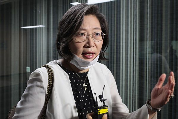 지난 17일 정부서울청사 여성가족부에서 공공부문 성희롱,성폭력 피해자 보호 및 보완 대책을 마련하기 위한 여성폭력방지위원회 민간위원 긴급회의가 열렸다. 이수정 교수가 회의에 참석하며 기자들의 질문에 대답하고 있다. /이태경 기자