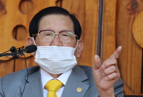 2020년 3월 2일 오후 경기도 가평군 청평면 신천지예수교 평화의 궁전 앞에서 이만희 총회장이 기자회견을 하고 있다./조인원기자