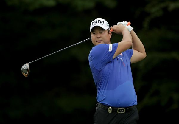 함정우가 KPGA 선수권 2라운드 9번 홀에서 티샷을 날리고 있다./KPGA민수용