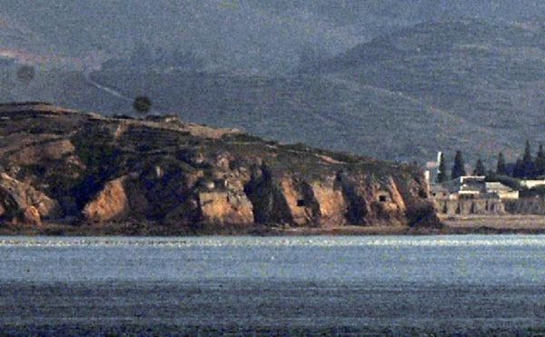 지난 2012년 연평도 맞은편 북한 옹진군의 북한군 지하포기지 포문이 열려 있다. /조선일보DB