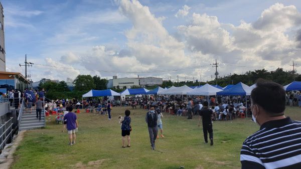 사설 납골당이 침수되었다는 소식을 접하고 유골함을 확인하기 위해 9일 오후 유가족들이 모여 있다. /권경안 기자