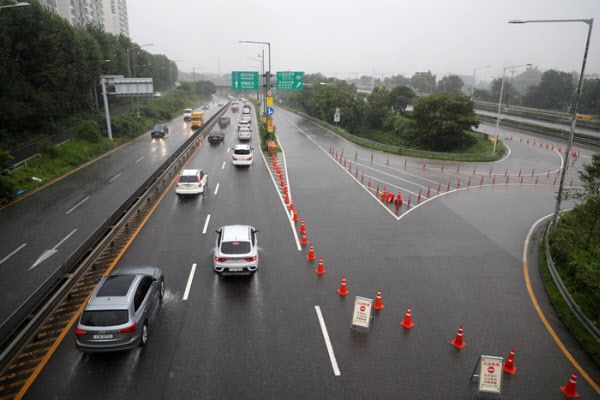 9일 서울 올림픽대로 여의도 구간 출입구가 통제되고 있다. /뉴시스