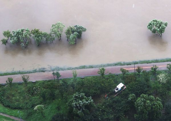 팔당댐 방류량이 늘어난 9일 오전 여의도 63빌딩에서 내려다 본 물에 잠긴 한강공원. /연합뉴스