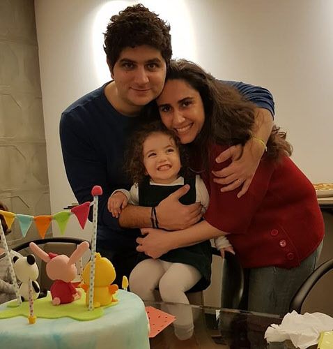 알렉산드라와 부모가 단란한 한때를 보내고 있다/데일리메일