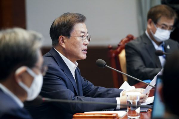 문재인 대통령이 10일 청와대 여민관에서 열린 수석 보좌관 회의에 참석해 발언하고 있다. /뉴시스