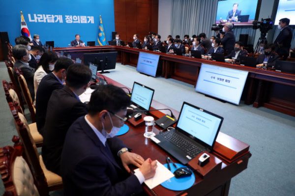 문재인 대통령이 10일 청와대 여민관에서 열린 수석 보좌관 회의를 주재하고 있다. /뉴시스