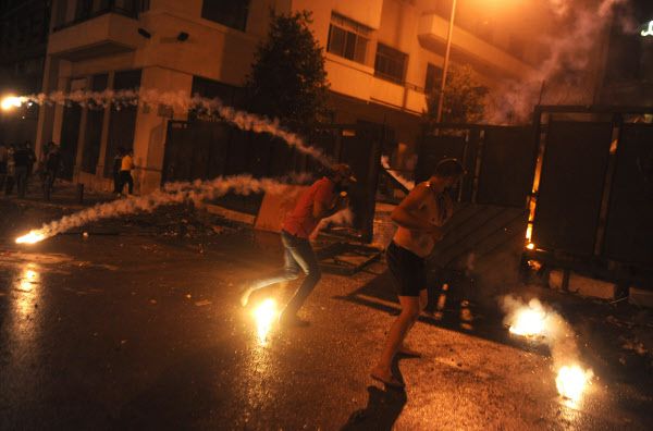 지난 9일(현지 시각) 레바논 베이루트에서 열린 반정부 시위에서 경찰과 대치 중인 시위대./신화통신 연합뉴스