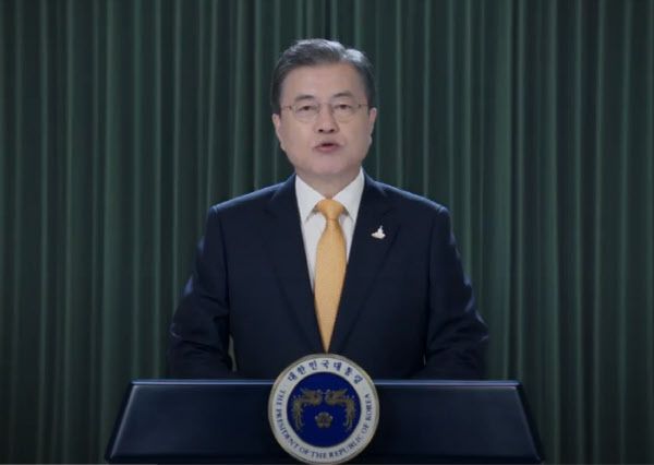 문재인 대통령이 14일 ‘일본군 위안부 피해자 기림의 날’ 기념식에 보낸 영상 축사 장면. /청와대 제공