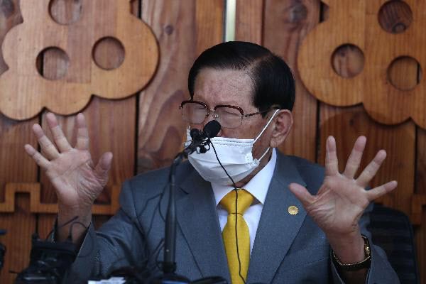 3월 2일 오후 경기도 가평군 청평면 '평화의 궁전' 앞에서 이만희 총회장이 기자회견을 하고 있다./조인원 기자