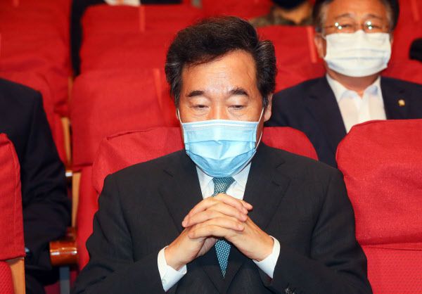 더불어민주당 이낙연 의원이 14일 국회 의원회관에서 김병주, 신원식 의원실 주최로 열린 4차 산업혁명과 연계한 첨단전력 구축방안에서 생각에 잠겨 있다./연합뉴스