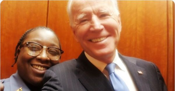 재클린 브리타니(왼쪽)이 조 바이든 전 부통령과 지난해 12월 엘리베이터에서 만나 찍은 셀카 사진.