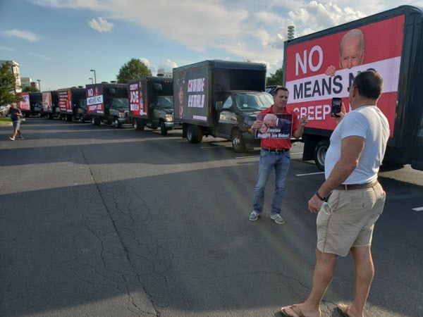 조 바이든 전 부통령의 민주당 대선후보 수락연설 현장엔 도널드 트럼프 미 대통령의 지지자들이 끌고온 10여대의 방송차량이 쉴새없이 바이든을 비방하는 동영상을 틀었다.