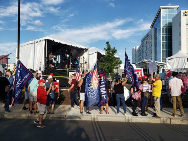 20일(현지시각) 델라웨어주 윌밍턴의 체이스 센터 앞. 민주당 대선 후보인 조 바이든 전 부통령이 후보수락 연설을 하는 이곳 주변엔 트럼프 지지자들이 몰려들었다. 이들은 방송사 생중계 천막 앞에 진을 치고 "트럼프 4년 더"를 외쳤다