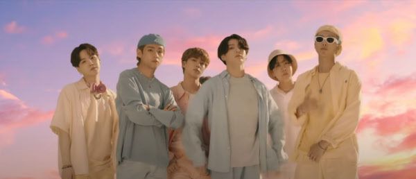 신곡 '다이너마이트' 장면 속 방탄소년단. /유튜브 캡처