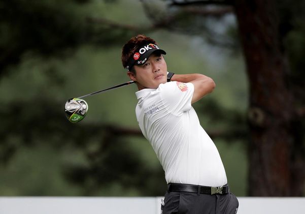 이태희가 GS칼텍스 매경오픈 최종 3라운드 2번 홀에서 티샷을 날리고 있다./크라우닝