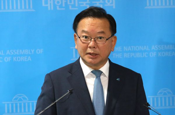 더불어민주당 김부겸 당대표 후보가 17일 오전 서울 여의도 국회 소통관에서 당 혁신 방안 발표 기자회견을 한 뒤 기자들의 질문에 답하고 있다./연합뉴스
