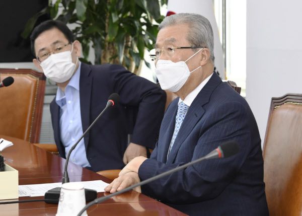 미래통합당 김종인(오른쪽) 비상대책위원장과 주호영 원내대표/연합뉴스