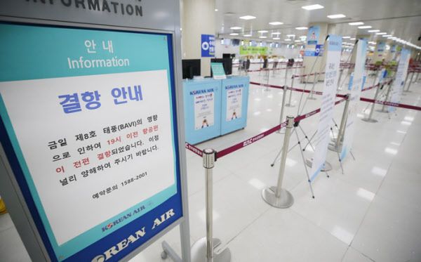 6일 오전 북상하는 제8호 태풍 '바비'의 영향으로 제주를 오가는 항공편이 모두 결항했다. 사진은 항공기 결항을 알리는 안내문./연합뉴스