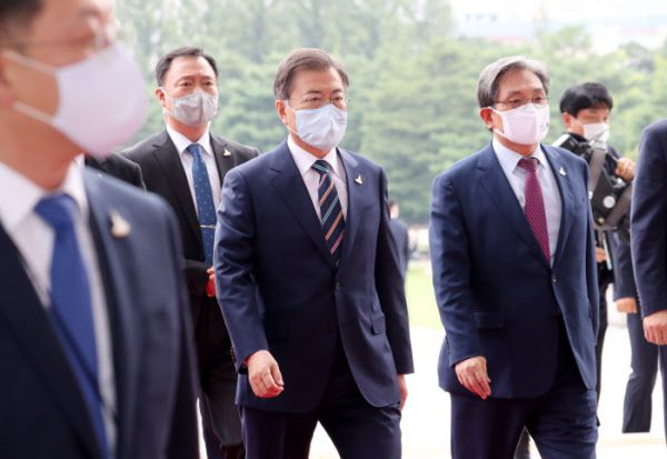 문재인 대통령이 지난달 16일 제21대 국회 개원식이 열린 여의도 국회의사당을 방문, 개원 연설을 하기 위해 본회의장으로 향하고 있다. /연합뉴스