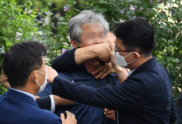 청와대 경호원들이 지난달 16일 제21대 국회 개원식에 참석해 개원 연설을 마치고 나오던 문재인 대통령을 향해 신발을 던지고 돌발 발언을 하는 정창옥씨의 입을 막고 있다. /뉴시스