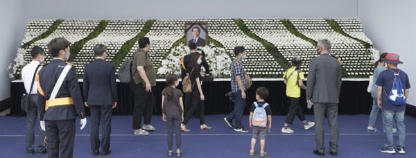 지난달 11일 서울광장에 마련된 고(故) 박원순 서울특별시장 분향소를 찾은 시민들이 조문을 위해 길게 줄지어 서 있다. /김지호 기자