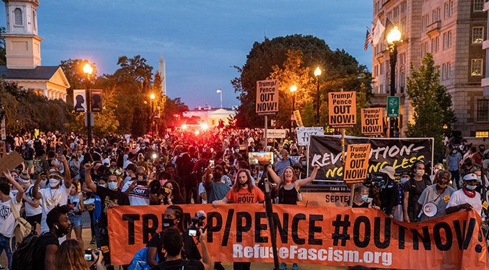 백악관 앞에선 “트럼프·펜스 아웃” - 27일(현지 시각) 백악관 인근에서 인종차별 반대 시위대가 행진하고 있다. 이들은 “트럼프·펜스 나가라”는 현수막을 들었다.