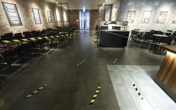 수도권 지역 프랜차이즈형 커피전문점에 포장 및 배달만 허용된 30일 서울 중구 스타벅스 한국프레스센터점에 통제된 좌석 앞으로 대기 선이 보이고 있다. /뉴시스