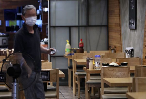 정부가 수도권의 신종 코로나바이러스 감염증(코로나19) 확산세를 차단하기 위해 거리두기 단계는 2단계를 유지하되 오는 30일 0시부터 9월6일 자정까지 방역조치를 강화하기로 했다. 앞으로는 식당의 경우 야간시간 포장·배달만 허용되며 프랜차이즈형 커피전문점은 영업시간과 관계없이 포장·배달만 허용된다. 사진은 28일 서울 시내의 한 음식점 모습. /연합뉴스