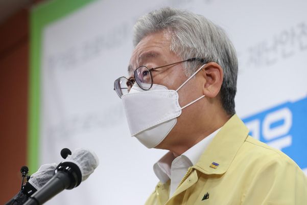 이재명 경기지사가 지난달 14일 경기 수원 경기도청에서 기자회견을 하고 있다. /연합뉴스