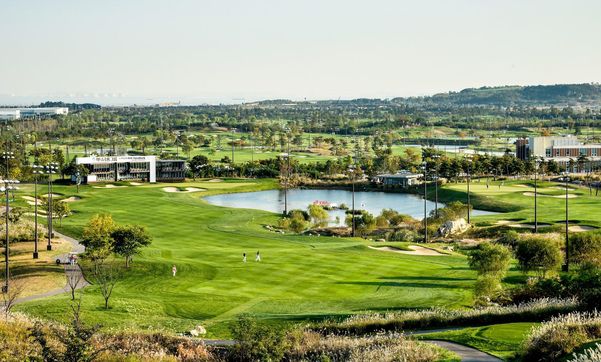 스카이72 바다 코스의 오션 코스 18번 홀 전경. 이 골프장의 부지는 인천공항공사 소유다. 부지 사용 기간은 올해 말로 끝난다. 인천공항공사와 스카이72 골프장은 향후 코스 처리 방안 등과 관련해 이견을 보이고 있다./스카이72