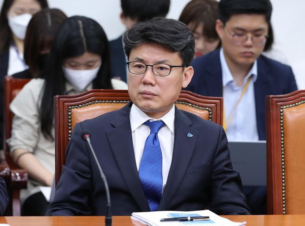 더불어민주당 진성준 의원이 지난 5월 13일 오전 서울 여의도 국회에서 열린 당 최고위원회의에 참석하고 있다. /연합뉴스