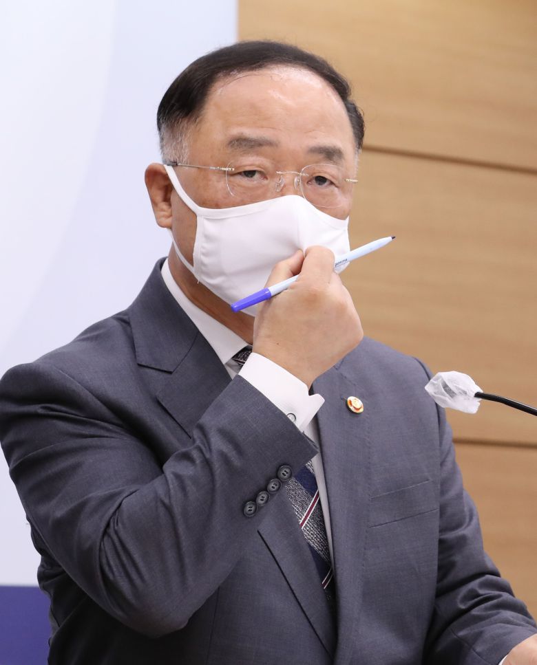 홍남기 경제부총리가 지난달 27일 정부세종청사에서 2021년도 예산안 상세 브리핑을 마친 뒤 취재진의 질문을 듣고 있다. /연합뉴스