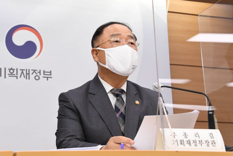 /기획재정부 지난달 27일 홍남기 경제부총리가 정부세종청사에서 내년도 예산안을 발표하고 있다. 홍 부총리는 이날 방송에 출연해 "(2차 재난지원금 지급은) 선별 지원이 효율적일 것"이라고 말했다.