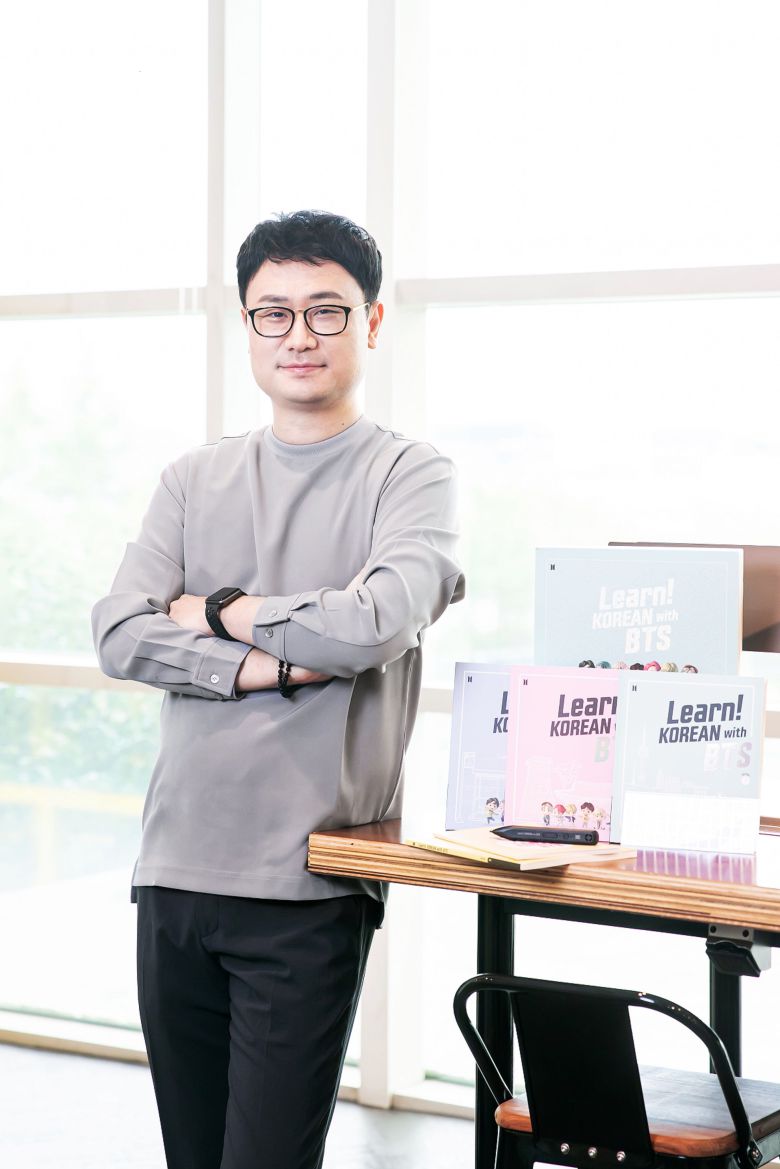 최영남 빅히트에듀 대표와 한국어 교재 "Learn! KOREAN with BTS"