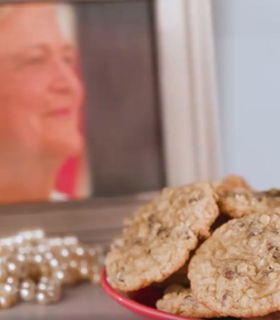 1992년 대선 당시 바버라 부시의 레시피대로 만든 초코칩 쿠키. 접시 뒤에 바버라의 사진이 있다. /페이스북 캡처