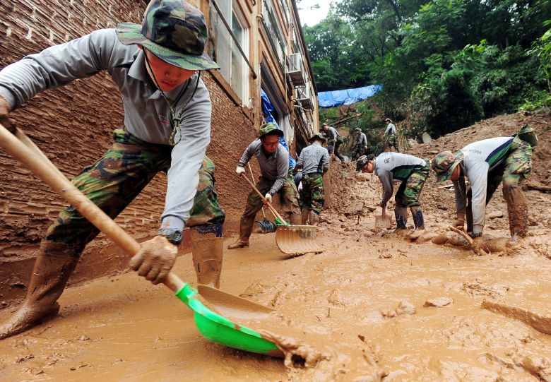 폭우로 인해 피해 입은 주택 복구를 하고 있는 장병들. 신현종 기자